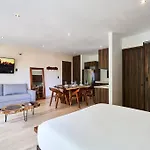 Escape - Stylish Pool, Gym & Parking