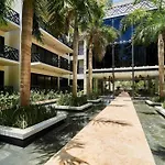 Apartment Escape - Stylish Pool, Gym & Parking