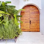 Makan Brand New 2-Bedroom Apt With Patio And Pool