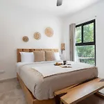 Casa Laura - - Private Townhome For 6 Guest - 3 Bedrooms - 5 Beds- Restaurant Walking Distance * Tulum