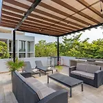 Spacious 1 Bedroom With Great Location & Rooftop Pool By Waves Management