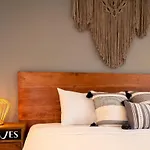 Prime Location 2 Bedroom Apartment With Natural Ligthed & Lx Amenities By Waves Management