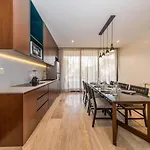 Lux 2br With Rooftop Pool And Close To Сasa de vacaciones