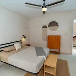 Colorful Downtown House With Private Pool Сasa de vacaciones *