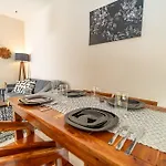 Colorful Downtown House With Private Pool Сasa de vacaciones