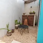 Colorful Downtown House With Private Pool Сasa de vacaciones *