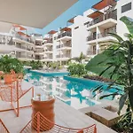 70\'S Experience In Tulum With Pool View