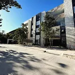 2 Bedrooms 10 Minutes To The Beach