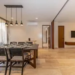 Lux 2br W Rooftop Pool And Close To Сasa de vacaciones