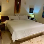 2Br Kobah 1 Block To Beach & 5Th Pool Gym