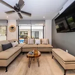Luxury Private Pool And Movie Theater Retreat *