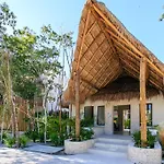 Perfectly Situated Between The Beach & Town By Stella Apartment *
