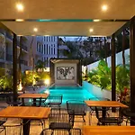 Stylish Condo For 4 Rooftop & Pool Access