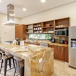 Tuuk: Luxury 5-bedroom With Private Pool And Concierge Villa *