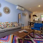 Vibrant Condo, Fiberoptic Wifi, Workspace & A Pool