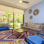 Vibrant Condo, Fiberoptic Wifi, Workspace & A Pool