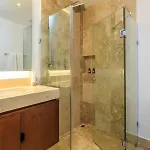 Vibrant Condo, Fiberoptic Wifi, Workspace & A Pool