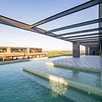Luxury 3bd With Balcony And Rooftop Pool