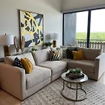 Luxury 3bd With Balcony And Rooftop Pool Apartamento