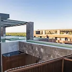 Luxury 3bd With Balcony And Rooftop Pool Apartamento