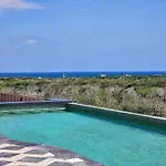 Luxury 3bd With Balcony And Rooftop Pool