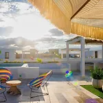 Your Pet-Friendly Getaway W Rooftop, Pool