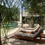 Full Private Pool, 1 Bed, 1 Sofa, 1 Inflatable Apartamento *