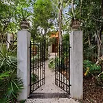 Casa Halo - Mansion, Nightclub, Pool, Sonos, Gated, Staff