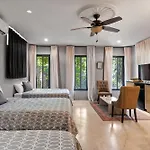 Casa Halo - Mansion, Nightclub, Pool, Sonos, Gated, Staff Villa *