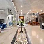 Casa Halo - Mansion, Nightclub, Pool, Sonos, Gated, Staff Villa *