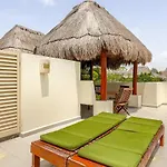 Spacious Penthouse With Private Rooftop & Jacuzzi