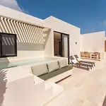 Sleek Penthouse Escape With Rooftop Pool Apartamento