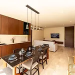 Apartamento Sleek Penthouse Escape With Rooftop Pool