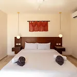 Apartamento Sleek Penthouse Escape With Rooftop Pool