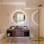 Sleek Penthouse Escape With Rooftop Pool Apartamento *