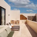 Sleek Penthouse Escape With Rooftop Pool Apartamento
