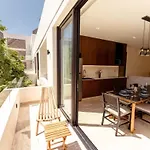 Sleek Penthouse Escape With Rooftop Pool Apartamento