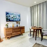 Luxurious 6 Minutes From The