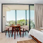 Luxurious 6 Minutes From The