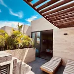 Plunge Pool Duplex Ph With Beach Club Shuttle And Gym