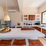 Сasa de vacaciones Holistika 9br Jungle Estate With Private Rooftop & Plunge Pools