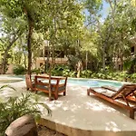 Holiday home Luxe Ground-floor 3br Jungle Retreat With Plunge Pool