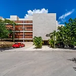 Spacious 2Br Condo With Pool And Private Balcony