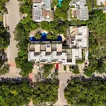 Spacious 2Br Condo With Pool And Private Balcony