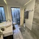 Stylish 3br Retreat In Serene Luxury Setting *
