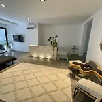 Stylish 3br Retreat In Serene Luxury Setting Apartamento *