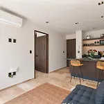 Stylish 1Br Condo With Private Pool & Balcony