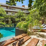 Chic And Cozy Apartment Close To The Beaches