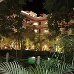 Chic And Cozy Apartment Close To The Beaches