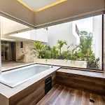 Villa Rare 8br Dual Getaway With 4 Private Pools *